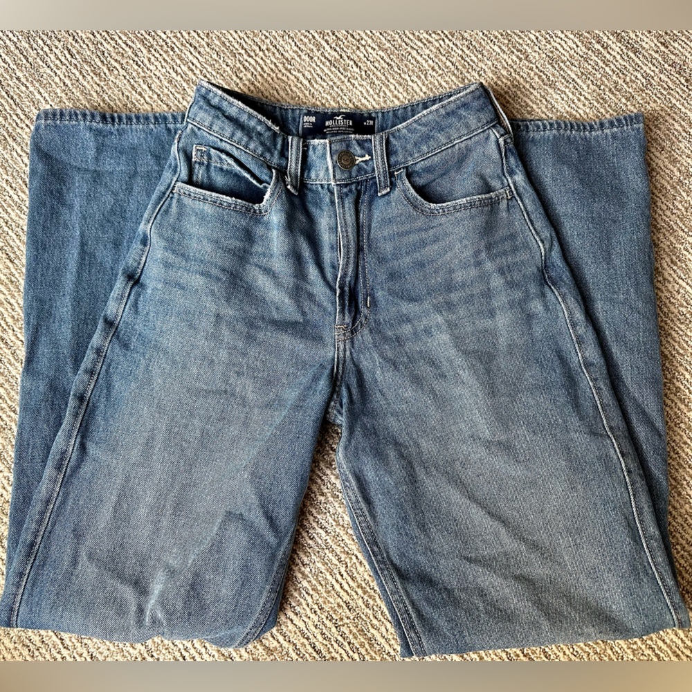 Hollister Ultra High Rise Baggy Jeans | 000R 23 | Medium Wash